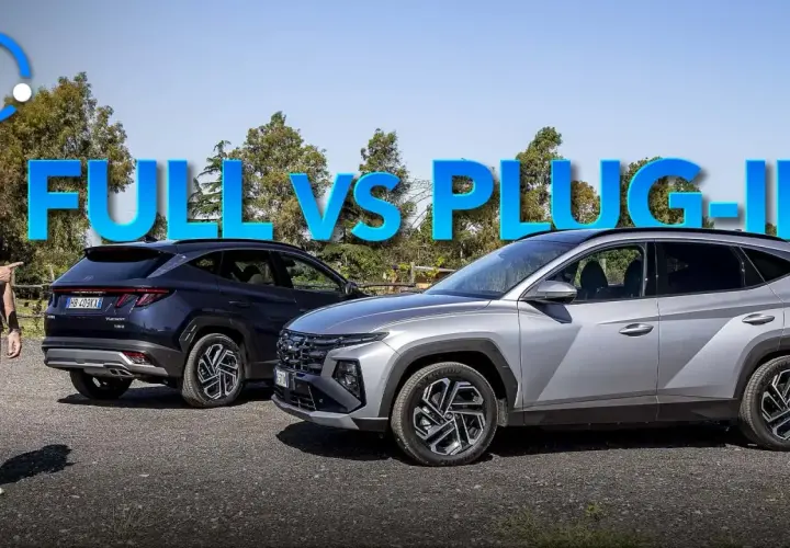 Uomo presenta due Hyundai Tucson, una full hybrid e una plug-in hybrid, in un confronto all'aperto.