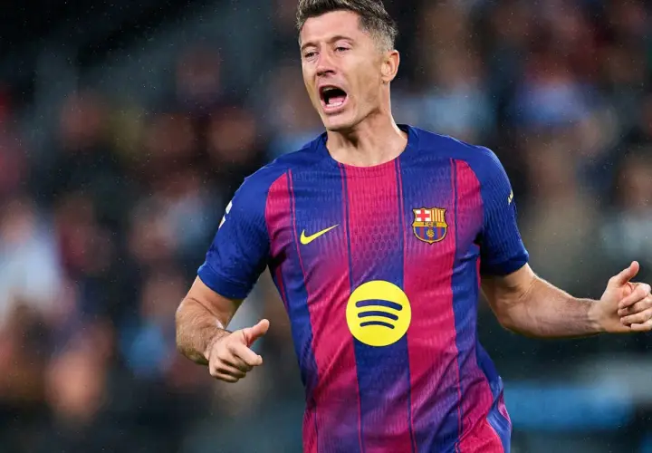 Robert Lewandowski w koszulce Barcelony, z gestem kciuka w górę. Czy to zapowiedź końca kariery?