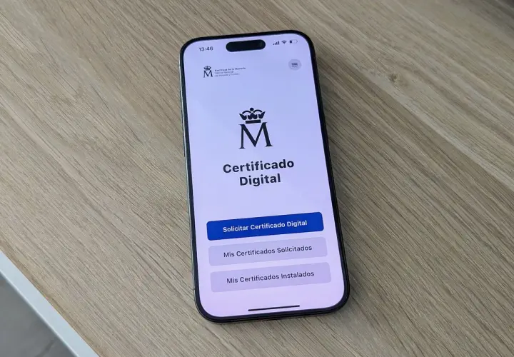 Teléfono móvil muestra app "Certificado Digital" de la Fábrica Nacional de Moneda y Timbre. Permite gestionar cuántos certificados digitales puedo tener.