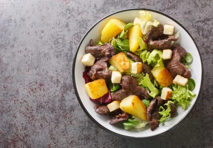 Salade de gésiers savoureuse avec pommes de terre rôties, croûtons et salade verte. Un délice !