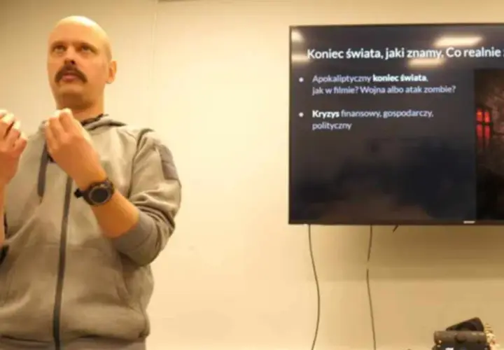 Preppers, czyli osoby przygotowujące się na kryzysy, słuchają wykładu o zagrożeniach dla Polski.