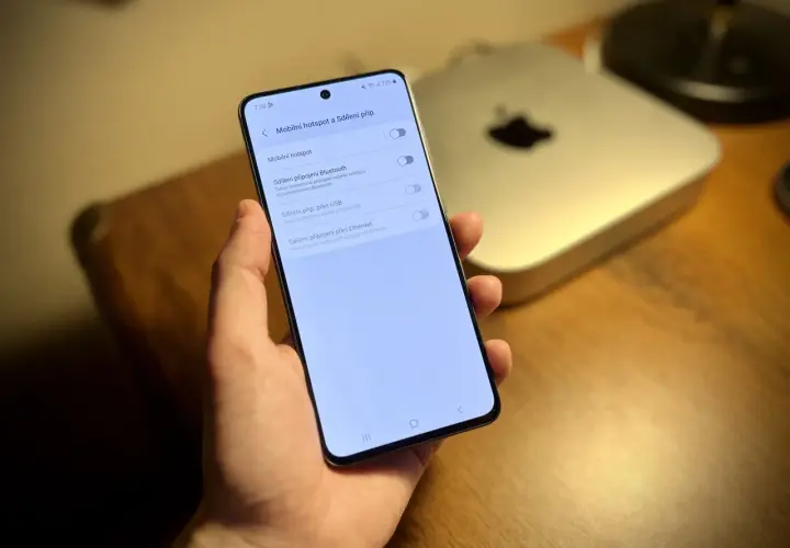 Ustawienia telefonu Samsung pokazują, gdzie jest hotspot mobilny. Można udostępniać połączenie przez Bluetooth lub USB.