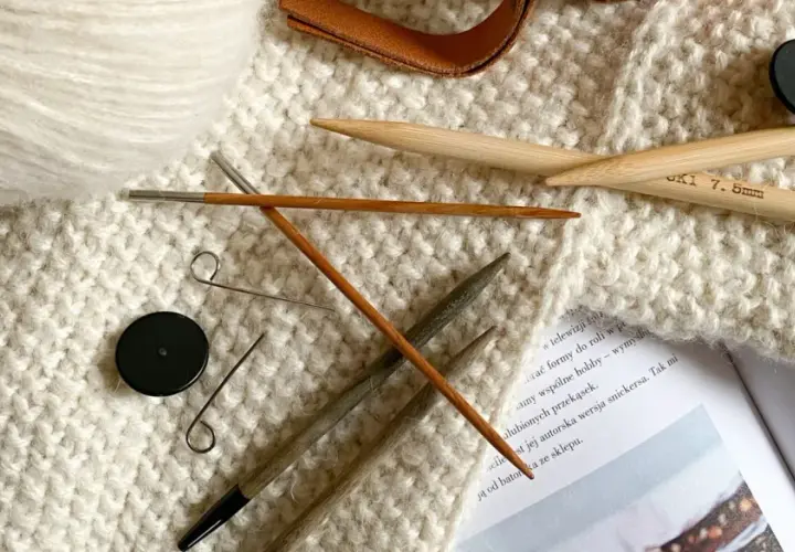 Kreatywne hobby: jakie druty dla początkujących? Drewniane i metalowe druty, włóczka, akcesoria i książka z przepisami.