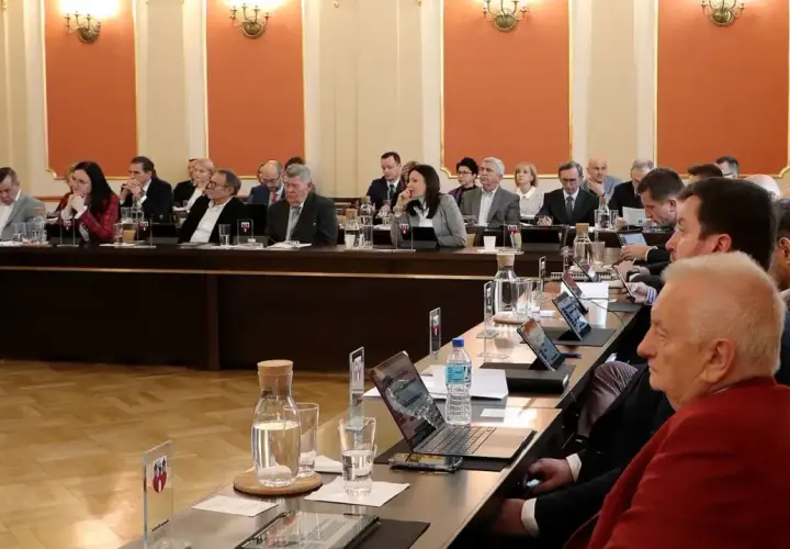 Ile zarabia radny osiedla? Zaskakujące różnice w wynagrodzeniach