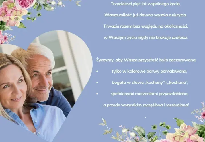 Uśmiechnięta, starsza para na tle kwiatów i tekstu życzeń.