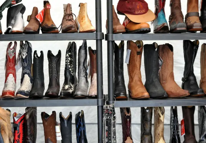 Kowbojki i botki, idealne modne buty na jesień 2025. Różnorodność stylów i kolorów, od klasycznych po te z wyrazistymi zdobieniami.