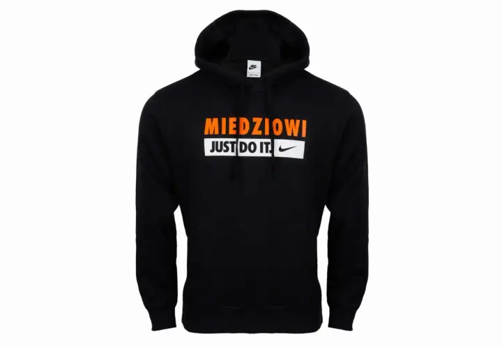 Czarna bluza z kapturem Nike z napisem "MIEDZIOWI JUST DO IT." i logo.