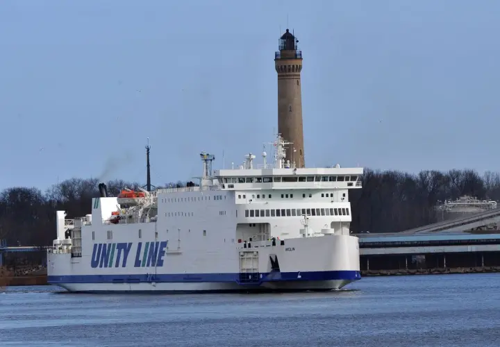 Prom Unity Line "Wolin" płynie w kierunku latarni morskiej.