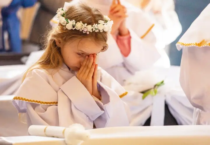 Komunia Święta: Ile trwa msza i przyjęcie? Zaplanuj idealny dzień!