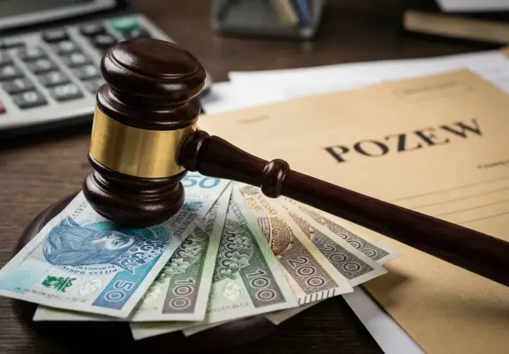 Młotek sędziowski na banknotach PLN i dokumentach. Zastanawiasz się, ile kosztuje apelacja u adwokata?