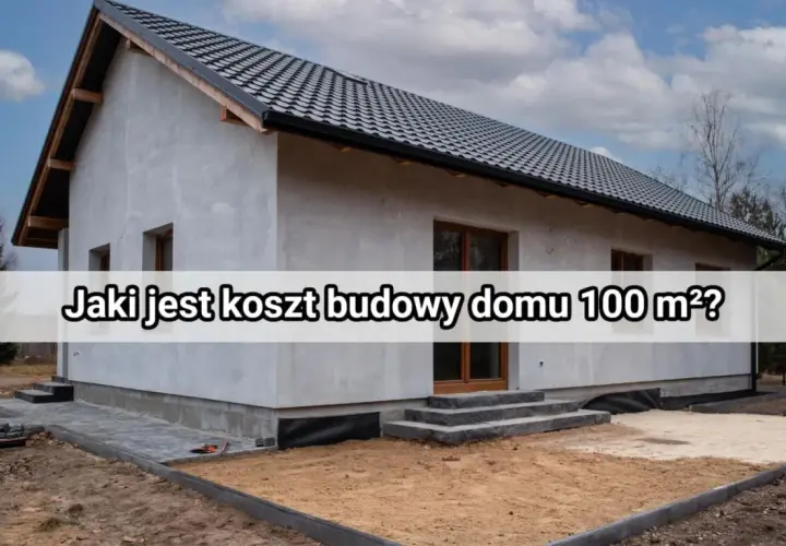 Budowa domu 100 m² – poznaj koszty. Nowy, szary dom w stanie surowym, z dachem i oknami, otoczony placem budowy.