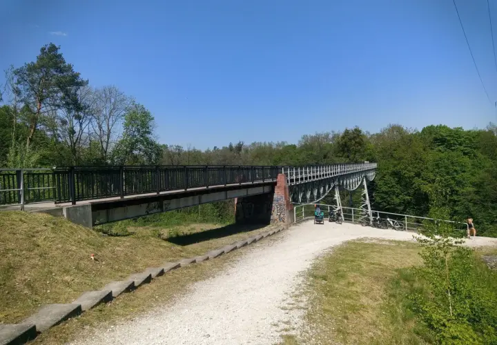 Malownicze trasy rowerowe Bydgoszcz. Most nad zielonym wąwozem, ścieżka dla rowerzystów i spacerowiczów.