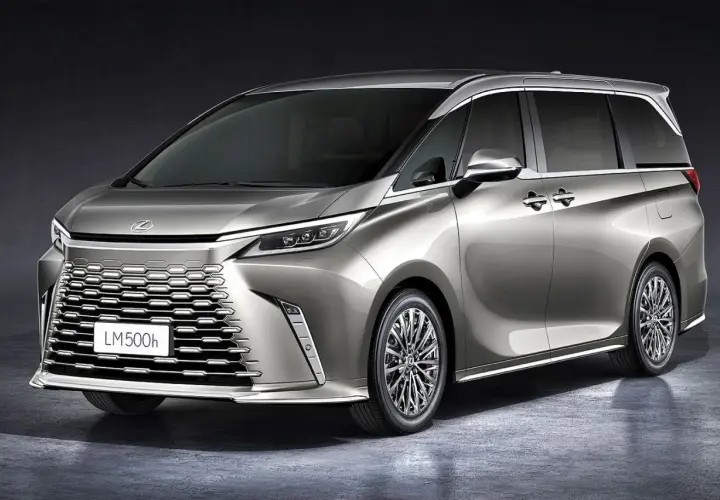 Elegancki, srebrny Lexus LM 500h z charakterystycznym grillem i chromowanymi felgami, gotowy na podróż.