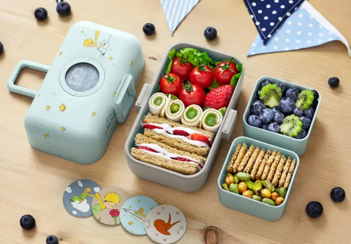 Uroczy lunch box na kanapki z Małym Księciem, pełen owoców, warzyw i przekąsek. Idealny na piknik!