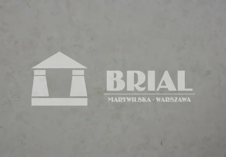 Szary, subtelnie żyłkowany biały marmur włoski z logo BRIAL na tle.