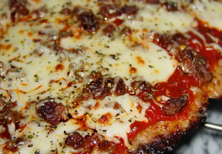 Matambre a la pizza con queso derretido, salsa roja y especias. ¡Un manjar irresistible!
