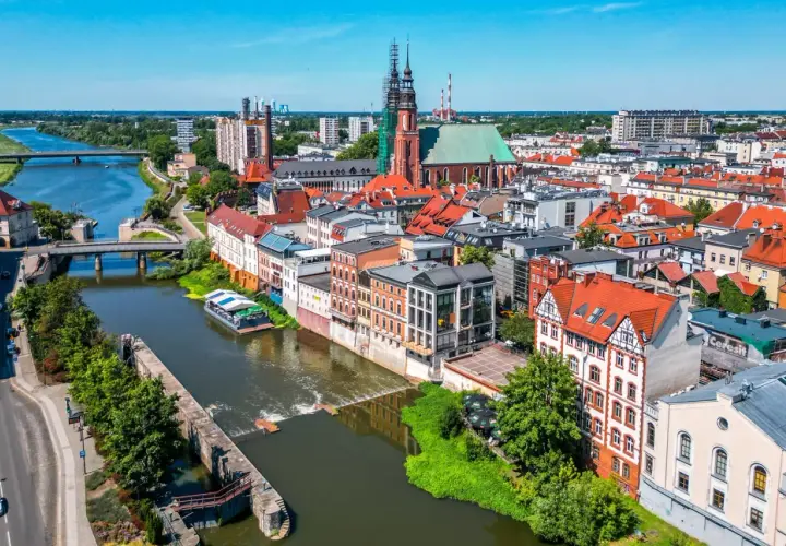 Widok z lotu ptaka na Opole z Odrą, mostami i zabytkową architekturą.