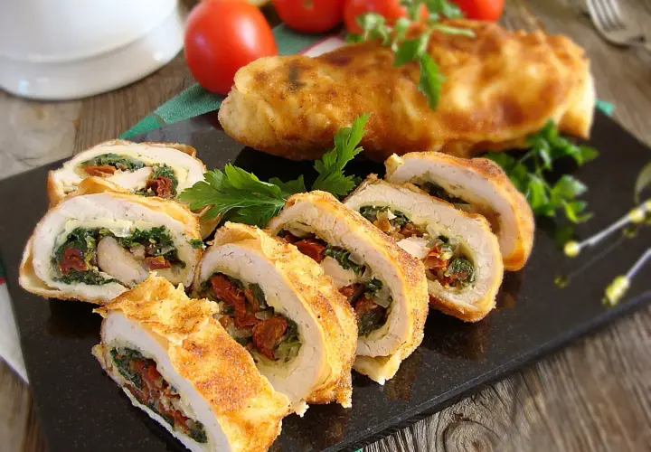 Szybkie roladki z indyka ze szpinakiem i suszonymi pomidorami. Pyszne i gotowe w 30 minut!
