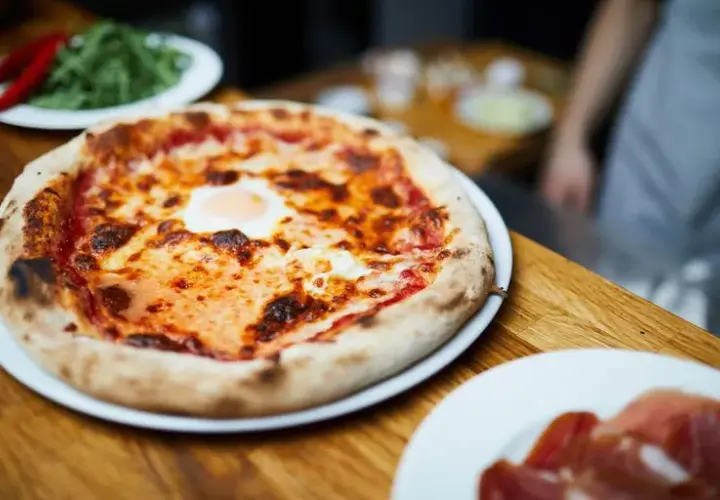 Ile kalorii mają 2 kawałki pizzy? Zaskakujące fakty o kaloriach