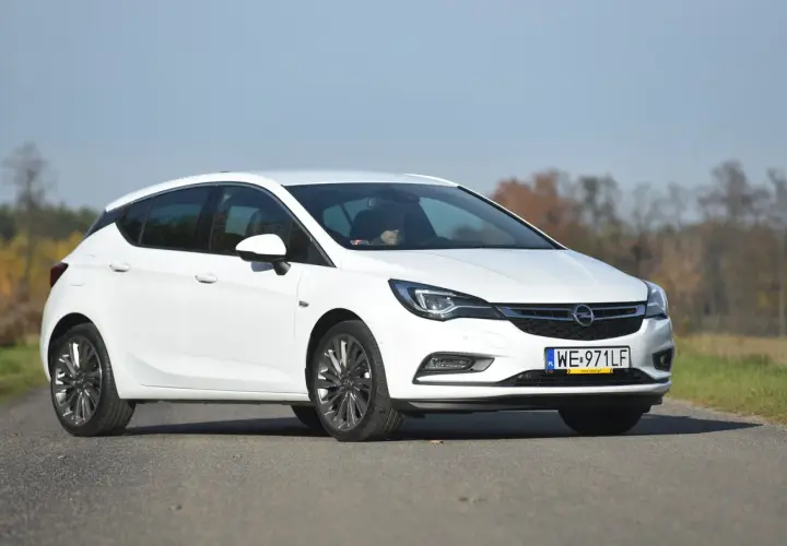 Opel Astra K pojemność baku - co warto wiedzieć o tankowaniu?