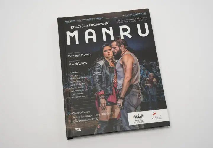 Okładka DVD z operą "Manru" Ignacego Jana Paderewskiego. Na pierwszym planie para aktorów, w tle tłum.