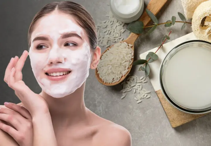 Mujer con mascarilla de arroz para la cara, junto a un cuenco con agua de arroz y granos de arroz.