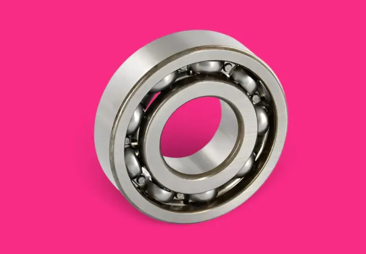 Un cojinete de rueda, esencial para el movimiento suave, con esferas metálicas dentro de anillos.
