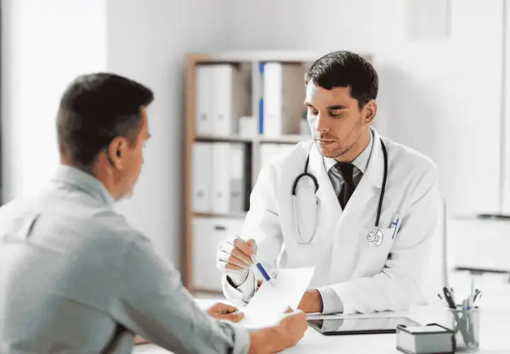 Médico explica a paciente qué es bueno para el dolor de garganta.