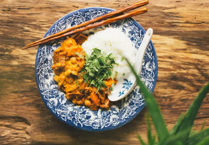 Pyszne curry z ciecierzycą i batatami, podane z ryżem. Idealna alternatywa, co zamiast czerwonej pasty curry.