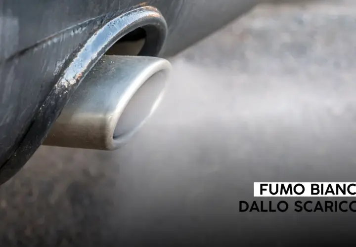 Fumo bianco dallo scarico dell'auto, un segnale da non sottovalutare.