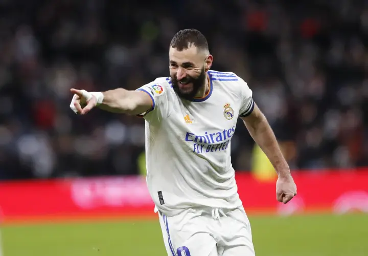 Karim Benzema, piłkarz roku UEFA, cieszy się po zdobyciu bramki.