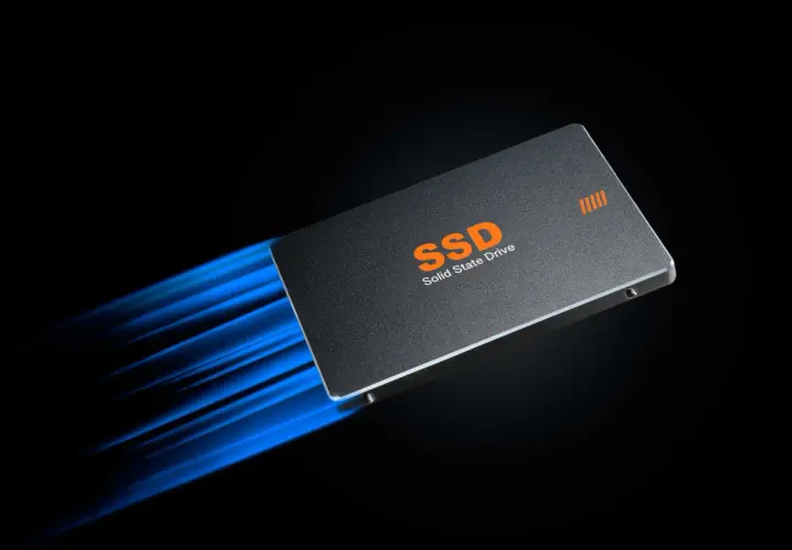 Eine SSD mit orangefarbenem Schriftzug "SSD Solid State Drive" rast mit blauem Lichteffekt, der den **momentum cache** symbolisiert, über einen schwarzen Hintergrund.