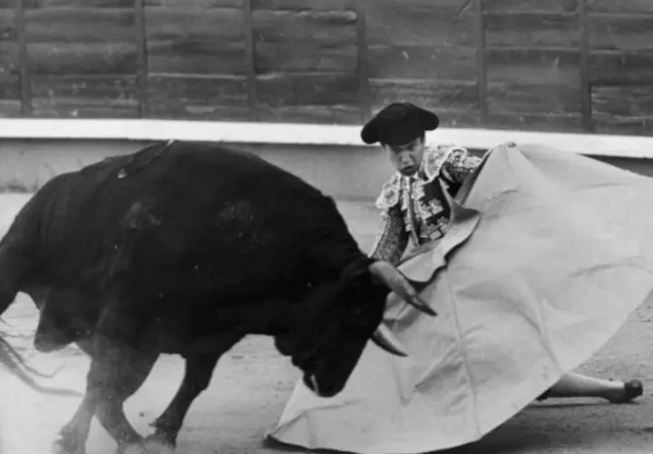 Un torero se enfrenta a un toro negro en la arena. La imagen evoca la tragedia de cómo se llamaba el toro que mató al Yiyo.