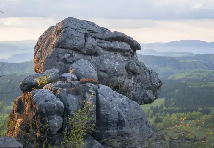 Skalny labirynt Szczeliniec Wielki, gdzie skały tworzą naturalne "piekiełko" dla wspinaczy i turystów.