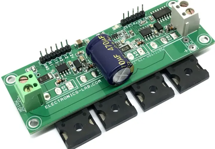 Elektroniczny mostek H z kondensatorem 470uF i radiatorami.