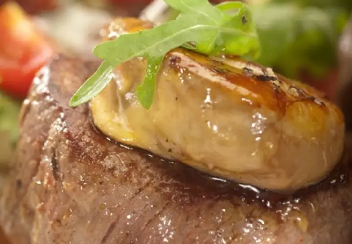 Polędwica wołowa z pieprzem zielonym, klasyczny przepis restauracyjny. Soczysty stek z pieczarką i rukolą.