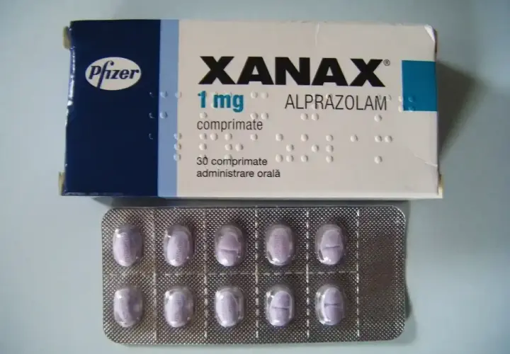Opakowanie Xanaxu (alprazolam) 1 mg i blister z tabletkami.