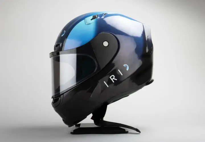 Casco da moto nero e blu con logo "IRID" e visiera trasparente. È bene che il casco sia dotato di visiera per proteggere gli occhi.
