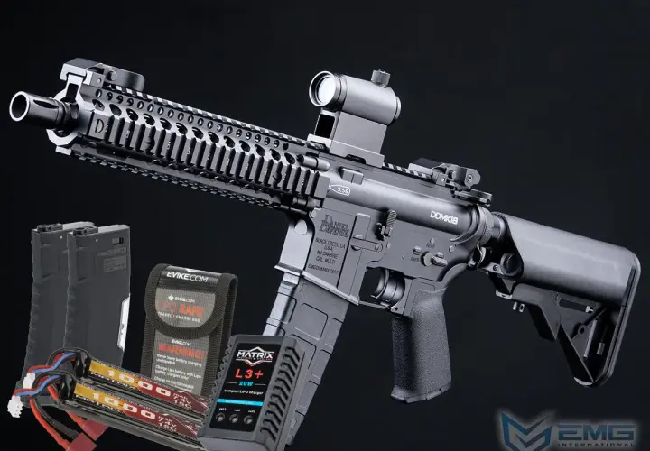 Karabin ASG DDMK18 z akcesoriami: ładowarka Matrix L3+, pokrowiec Evike.com i zapasowe baterie do asg.