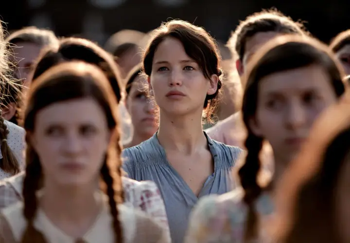 Katniss Everdeen w tłumie, przygotowująca się do Igrzysk Śmierci: Ballada ptaków i węży.