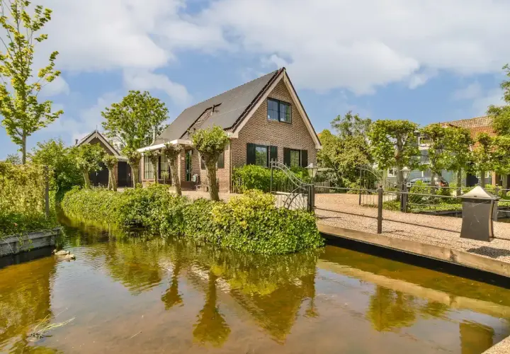 Maison de campagne avec canal, pont et jardin. Projet de transformer une dépendance en habitation, autorisation obtenue.