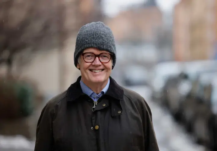 Gunnar Lund ler glatt i grå mössa och jacka, redo för en fråga i Lund.