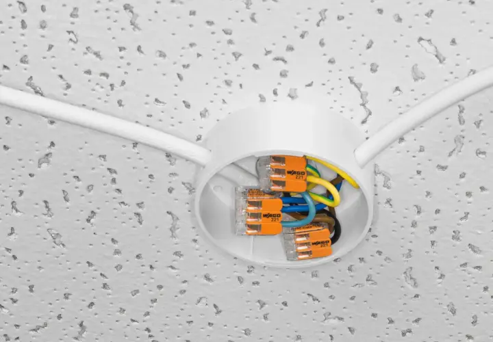 Szybka wymiana instalacji elektrycznej bez kucia. Biała puszka sufitowa z przewodami i złączkami WAGO 221.