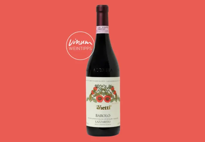 Eine Flasche Vietti Barolo Lazzarito 2018 mit roten Blumen auf dem Etikett, präsentiert von Vinum Weintipps.