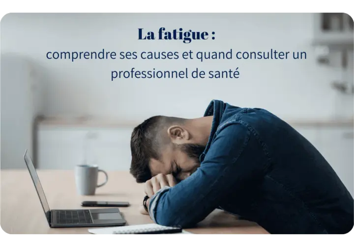 Un homme épuisé la tête sur les bras devant un ordinateur. Que peut cacher une grande fatigue ? Comprendre ses causes et quand consulter un professionnel de santé.