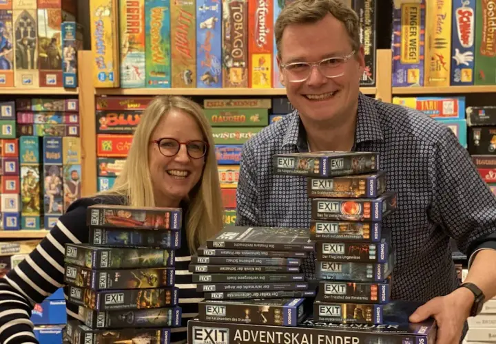 Inka und Markus Brand präsentieren stolz ihre EXIT-Spiele-Sammlung.
