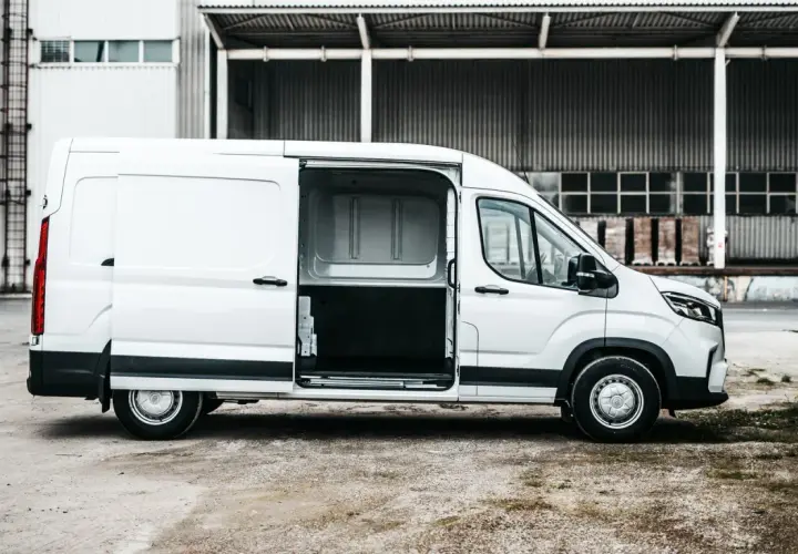 Biały Maxus Deliver 9 z otwartymi drzwiami, gotowy do załadunku.