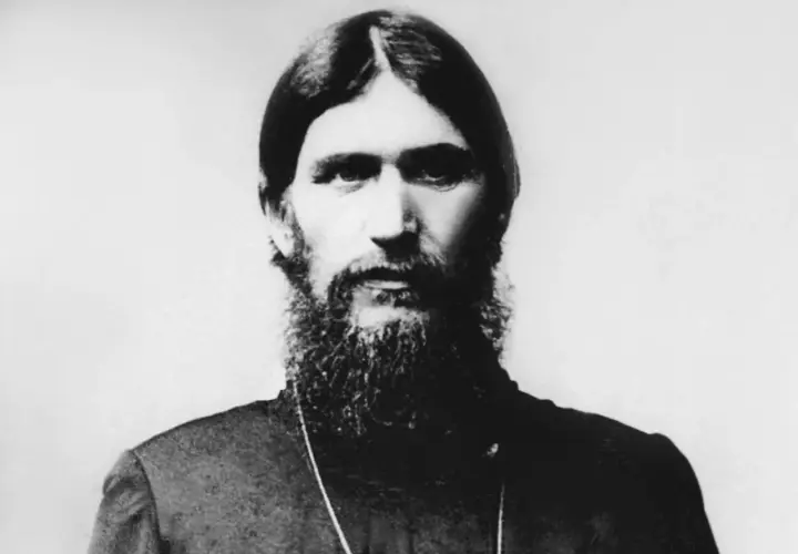 Portret Grigorija Rasputina z charakterystyczną brodą i włosami.