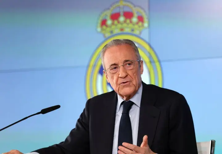 Florentino Pérez, prezes Realu Madryt, przemawia na tle klubowego logo.