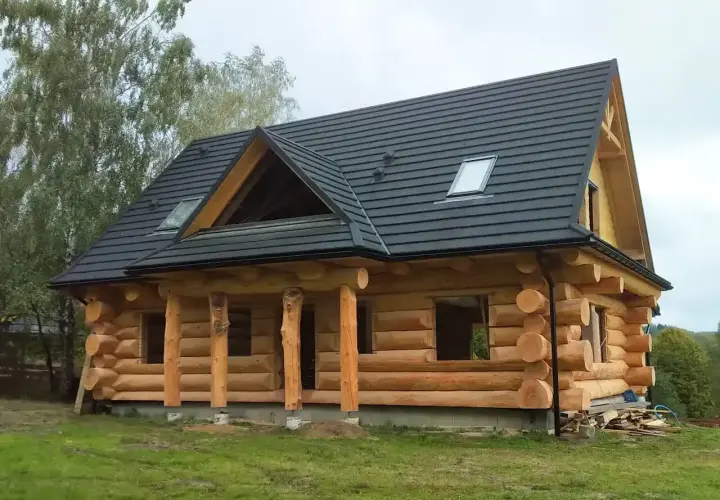 Piękny dom z bali, cena pod klucz. Naturalne drewno, solidna konstrukcja, gotowy do zamieszkania.